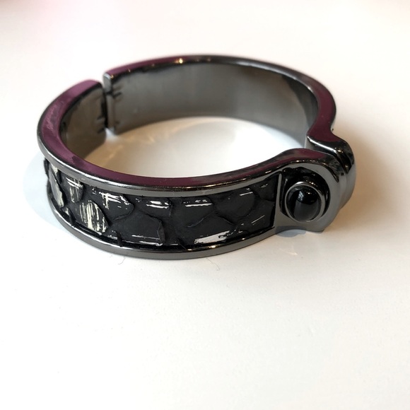 Black and silver slim cuff bracelet - Picture 2 of 7